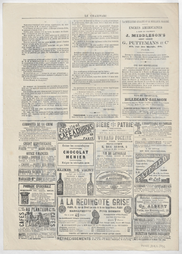 Alte Zeitung mit dichtem Text und verschiedenen Anzeigen, einschließlich Bildern und Überschriften.