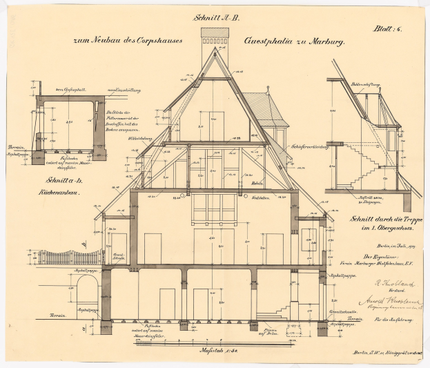 Schwarze und weiße architektonische Zeichnung eines Hauses mit zahlreichen Fenstern und einem geneigten Dach, beschriftet als erstes Haus in Deutschland, begleitet von detaillierten Plänen und Text.