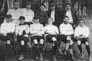 Schwarze und weiße Mannschaftsfoto von West Bromwich Albion Football Club aus dem Jahr 1918, mit einigen Mitgliedern im Sitzen und anderen im Stehen, Bäume im Hintergrund sichtbar.
