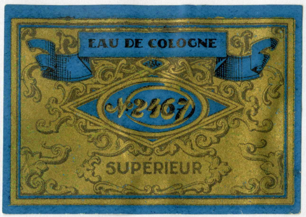 Blauer und goldener Etikett mit dem Text "Eau de Cologne Superieur" auf einem weißen Hintergrund.