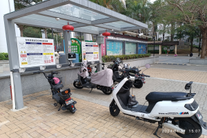 GER-D: Verkehrsunfall in Oberbilk - E-Scooter-Fahrer knallt gegen Wand - Zwei Verletzte - Verdacht auf Alkoholeinfluss