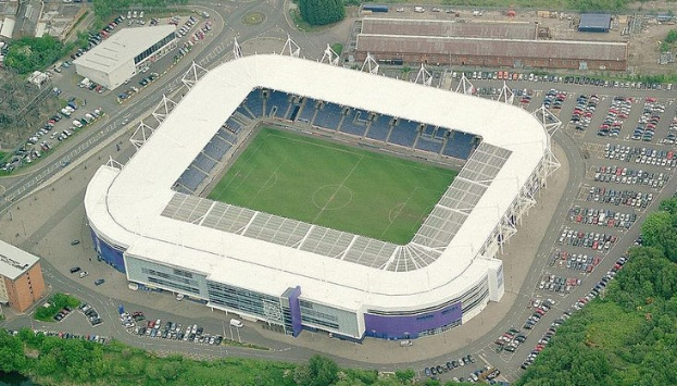Luftaufnahme des Stadions von Tottenham Hotspur Football Club umgeben von Gebäuden, Bäumen und Straßen mit Fahrzeugen.