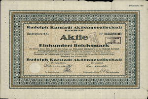 Ein altes deutsches Banknoten mit einem schwarzen Hintergrund und dem Text "Rudolph Karlstadt Aktiengesellschaft Hamburg" darauf geschrieben.