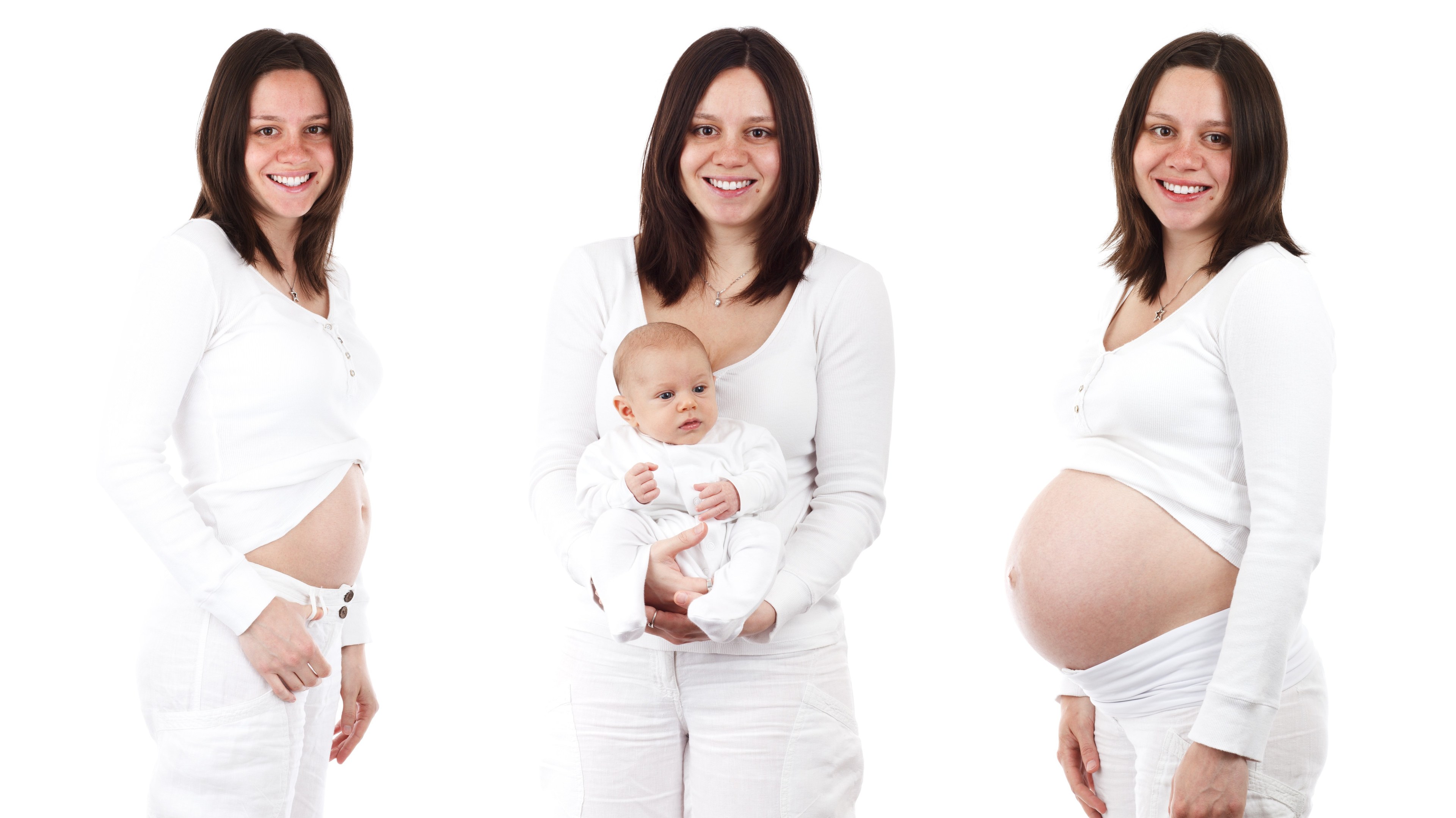 Drei schwangere Frauen stehen strahlend da, eine hält ein Baby, vor einem hellen weißen Hintergrund.