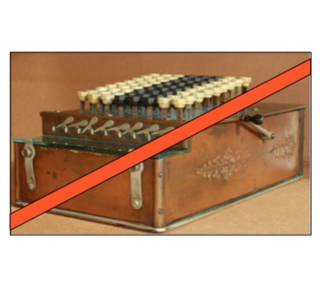 Altmodische Kasse mit rotem Kreuzsymbol und Band auf einem Tisch.