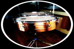 Eine Vielzahl von Musikinstrumenten sind auf einem Holzfußboden angeordnet.