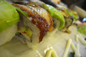 Eine Vielfalt an Lebensmitteln, die zusammen angezeigt wird.