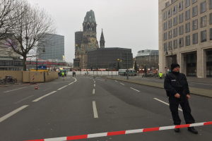 POL-D: Altstadt/Zentrum - Mann im Polizei-T-Shirt beleidigt Polizeibeamte - Mehrere Anklagepunkte