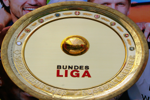 Kölns Cheftrainer lacht mit Journalisten über Abstimmung im Team-Führungsrat