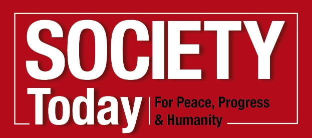 Ein Plakat mit fetter schwarzer Schrift, die "Gesellschaft heute für Frieden, Fortschritt & Humanität" lautet, auf einem weißen Hintergrund, eingerahmt von einem hellgelben Rand, mit einer bunten Illustration einer Person mit ausgebreiteten Armen.