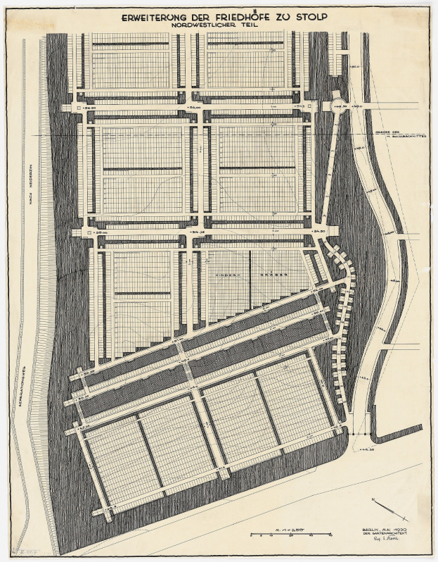 Alte Stadtkarte mit detaillierten Gebäudelayouts und handschriftlichen Textanmerkungen.
