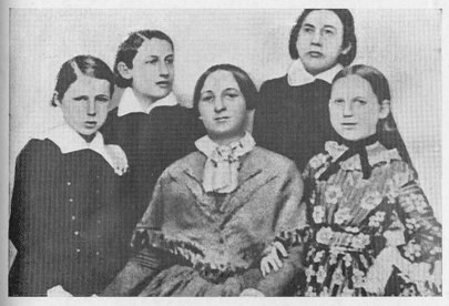 Schwarzes und weißes Foto einer Gruppe von Frauen, mit einer sitzenden in der Mitte, aus der Frauenwahlrechtsbewegung, mit verschiedenen Alters- und Ethnien.