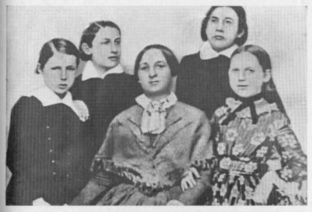 Schwarzes und weißes Foto einer Gruppe von Frauen, mit einer sitzenden in der Mitte, aus der Frauenwahlrechtsbewegung, mit verschiedenen Alters- und Ethnien.