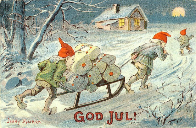 Vintage-Weihnachtsgrußkarte mit zwei Gnomen, die einen Schlitten mit Geschenken durch verschneite Landschaft ziehen, mit Bäumen, einem Haus und einem Mond im Hintergrund, Text lautet "God Jul".