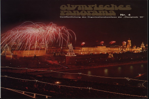 Plakat für die Olympischen Spiele 1980 in Moskau mit beleuchteter Brücke über Wasser, Feuerwerk am Nachthimmel und Text sowie Gebäuden im Hintergrund.