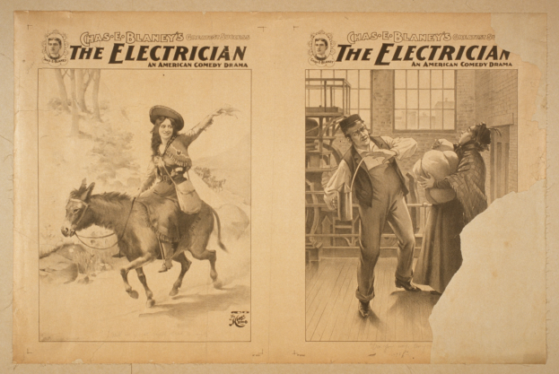 Frau auf einem Pferd links mit drei Personen rechts, eine hält einen Hut, vor einem Gebäude mit Fenstern; Text oben lautet 'The Electrician - Ein amerikanisches Comedy-Drama'.