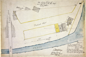 Eine detaillierte handgezeichnete Karte eines geplanten Standorts auf Papier, einschließlich Straßen, Gebäuden und Landmarken, begleitet von erklärendem Text.
