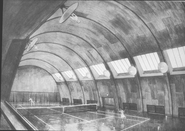 Schwarz-weiß-Foto von zwei Menschen, die Badminton über ein Netz in einem großen Innenraum mit einer Wand und einer Decke spielen.