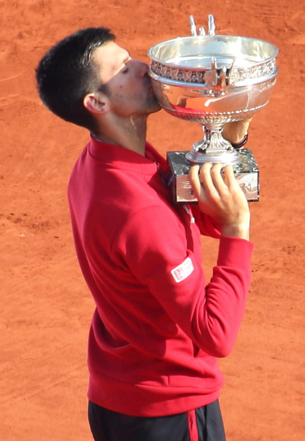Novak Djokovic hält den French Open-Pokal nach Sieg gegen Rafael Nadal im Finale der Herren-Einzel, feiert triumphierend.