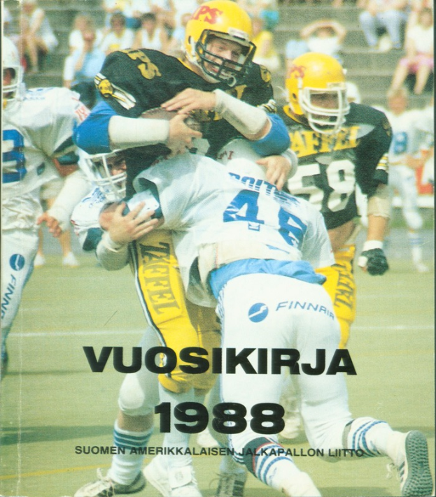 Eine Gruppe von Menschen in Sportkleidung und Helmen, die Fußball auf einem Feld spielen, mit einigen Personen, die auf einer Treppe im Hintergrund sitzen; Text unten lautet "Vuosikirja 1988 - Suomen Amerikkaisen Jalkapallon Litto".