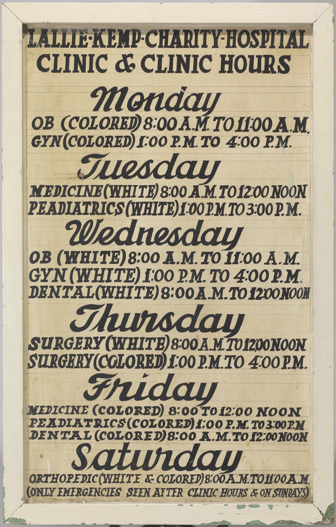 Plakat mit dem Text "Lallie Kemp Charity Hospital Clinic & Clinic Hours", das die Klinik und Öffnungszeiten des Krankenhauses bewirbt.