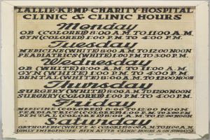 Plakat mit dem Text "Lallie Kemp Charity Hospital Clinic & Clinic Hours", das die Klinik und Öffnungszeiten des Krankenhauses bewirbt.