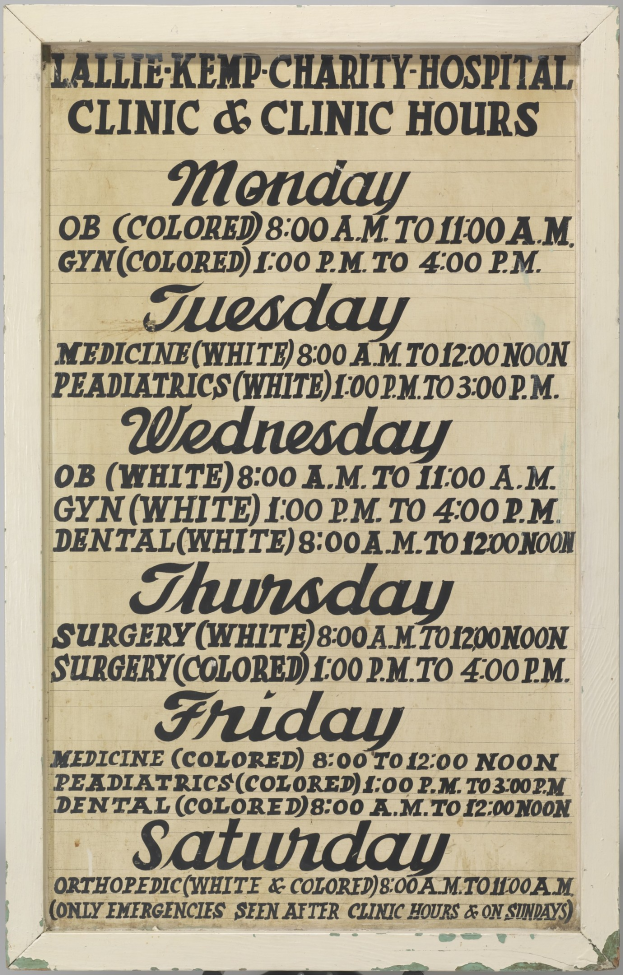 Plakat mit dem Text "Lallie Kemp Charity Hospital Clinic & Clinic Hours", das die Klinik und Öffnungszeiten des Krankenhauses bewirbt.