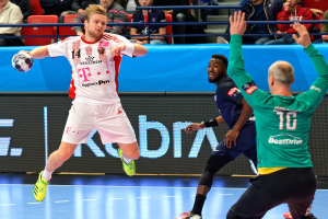 Eine Gruppe von Männern, die auf einem Platz Handball spielen, während des Futsal-Weltmeisterschaftsspiels 2019 zwischen Bayern München und Paris Saint-Germain, mit Zuschauern im Hintergrund.