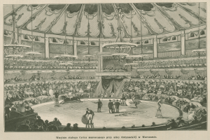 Ein altes Schwarz-Weiß-Zeichnung eines Zirkusinneren mit Künstlern auf der Bühne, Sitzenden im Publikum und Kronleuchtern an der Decke, mit Text unten.