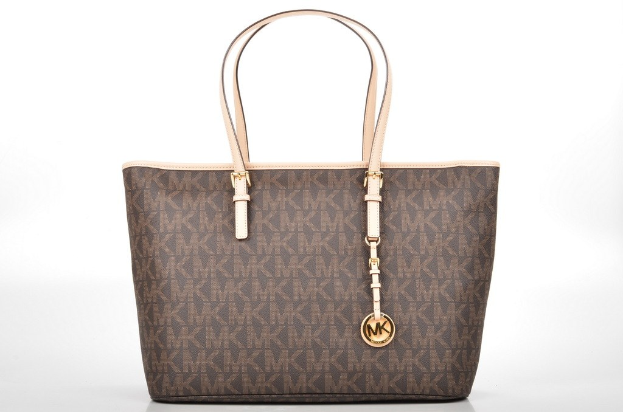 Eine dunkle Handtasche mit Schulterriemen.