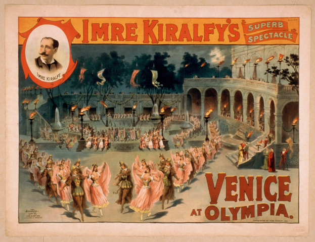 Plakat für Imre Kiralfys Super-Spektakel in Venedig in Olympia, das kostümierte Künstler vor einem gebogenen und säulenreichen Gebäude mit Laternen und Bäumen im Hintergrund zeigt.