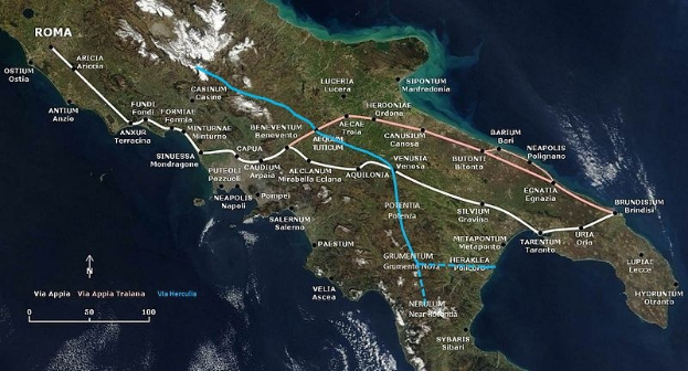 Blaue Linie auf einer Karte von Italien, die eine kreisförmige Zugroute von und nach Rom anzeigt, mit beschrifteten Städten und Ortschaften entlang des Weges.