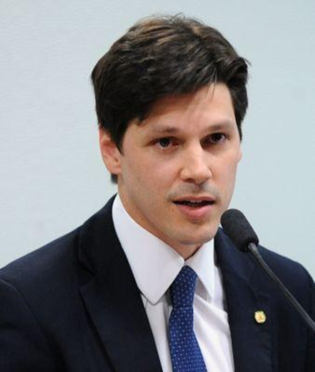 Ein Mann in Anzug und Krawatte spricht in ein Mikrofon an einem Rednerpult, wahrscheinlich um die Genehmigung eines Internetsperrgesetzes durch die Regierung zu kommentieren.