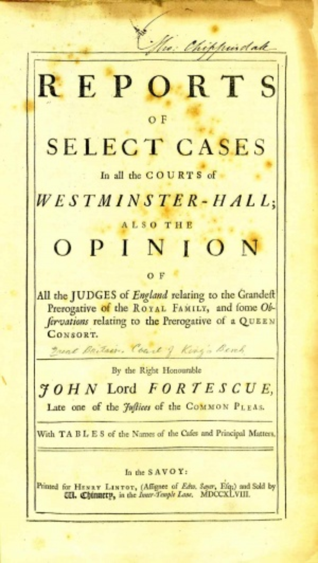 Ein altes Buch mit dem Titel 'Berichte über ausgewählte Fälle in den Gerichten von Westminster-Hall sowie die Meinung von John Lord Fortescue' liegt aufgeschlagen da und zeigt eine Seite mit schwarzem Text.