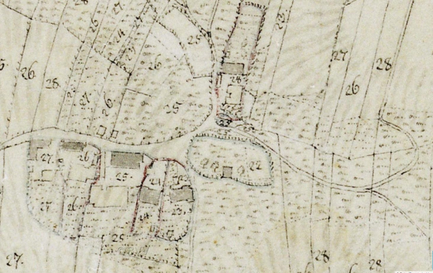 Detailierte alte Stadtkarte mit Gebäuden, Straßen und Text sowie einem Entwicklungsplan am unteren Rand.