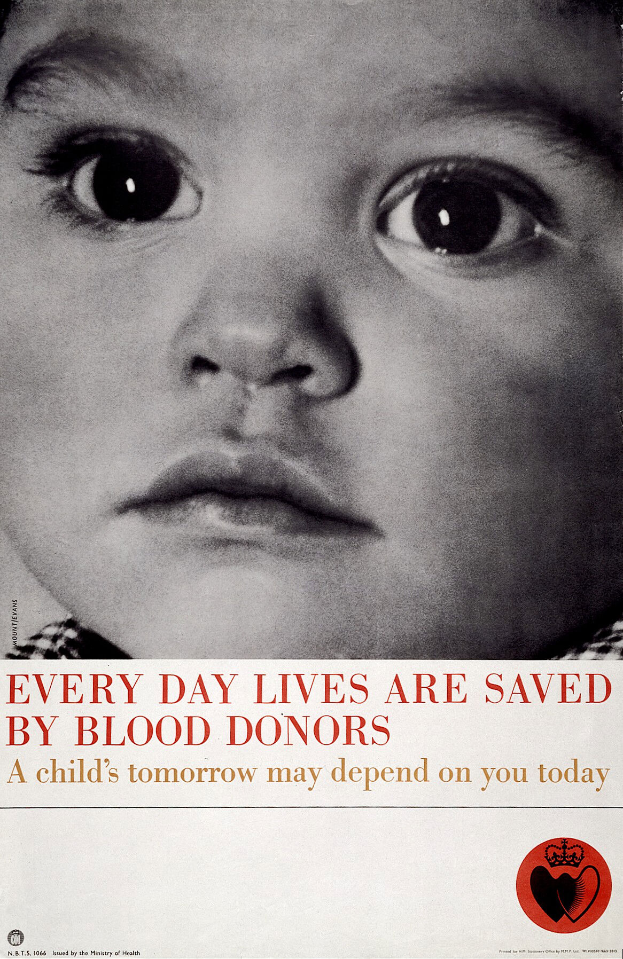 Ein Plakat mit dem Bild eines ernsten Kindergesichts und der Aufschrift "Täglich rettet Blutspenden Leben" in fetter, schwarzer Schrift.