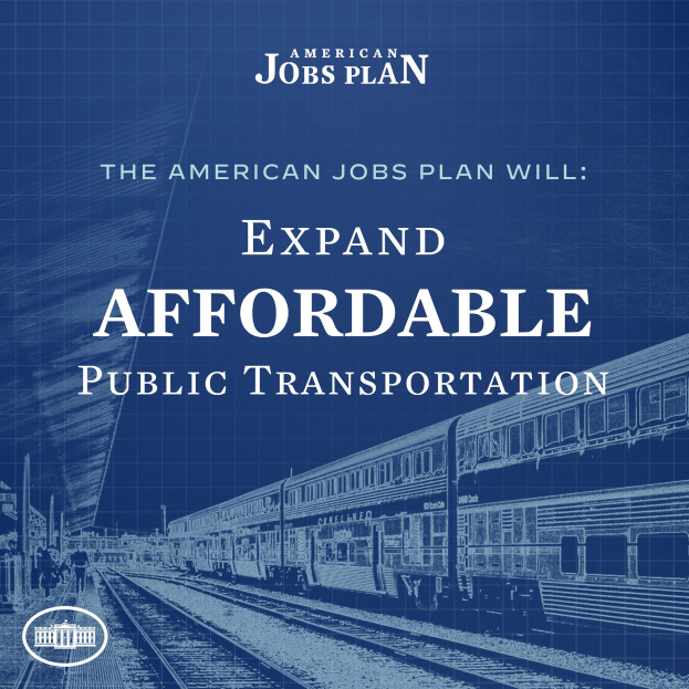 Plakat mit einer Bahn auf einem Gleis mit mehreren Menschen in der Nähe, das 'The American Jobs Plan Will Expand Affordable Public Transportation' bewirbt.