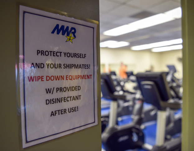 Schriftzug auf einer Turnhallen-Tür: 'Schütze Dich und Deine Kameraden'