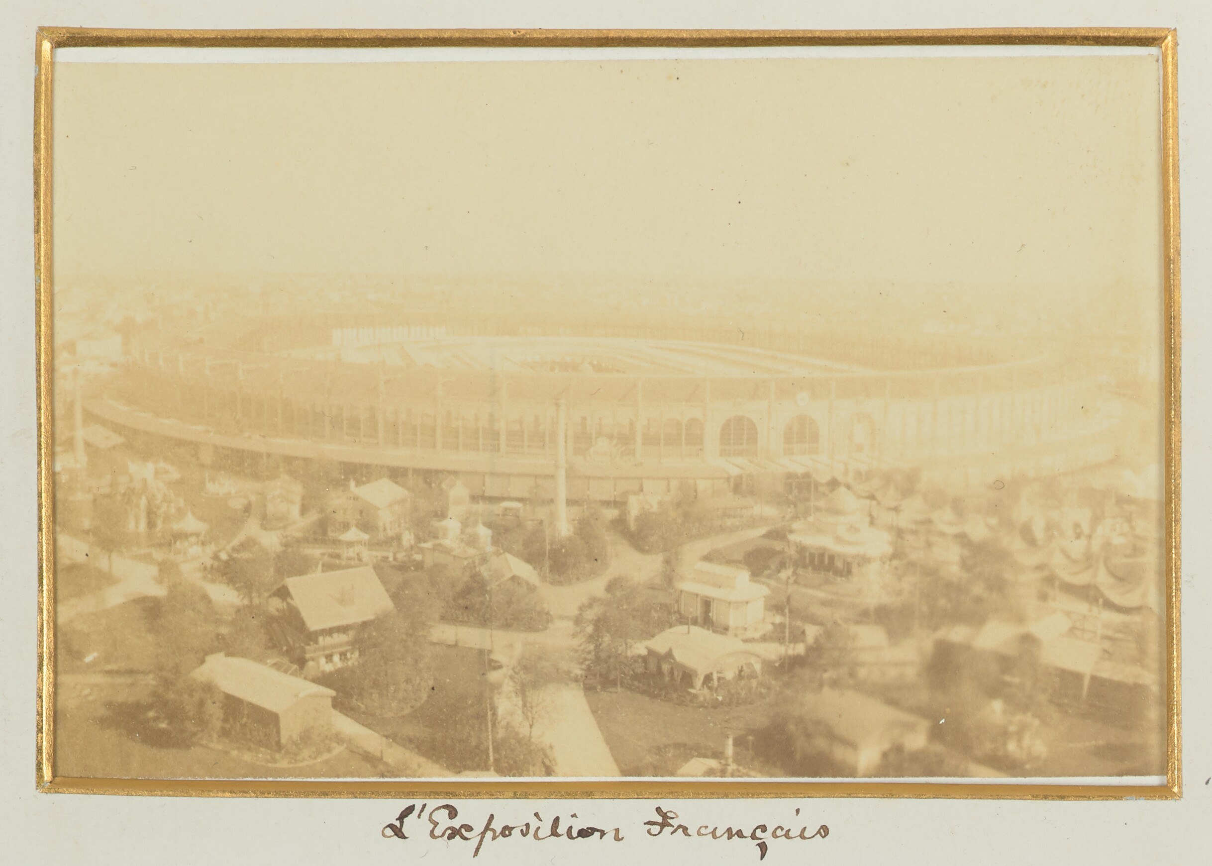 Altes Stadionfoto in einer urbanen Umgebung mit umgebenden Geb├Ąuden, B├Ąumen und Masten, mit Text unten.