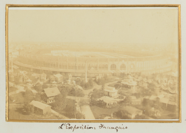 Altes Stadionfoto in einer urbanen Umgebung mit umgebenden Geb├Ąuden, B├Ąumen und Masten, mit Text unten.