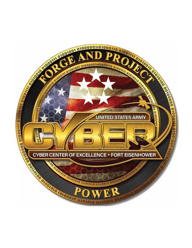 Logo der United States Army Cyber Center of Excellence auf Fort Eisenhower, mit einem blauen Kreis mit einem weißen Stern und dem Text "Forge and Project Cyber Power" darunter in fetter schwarzer Schrift.