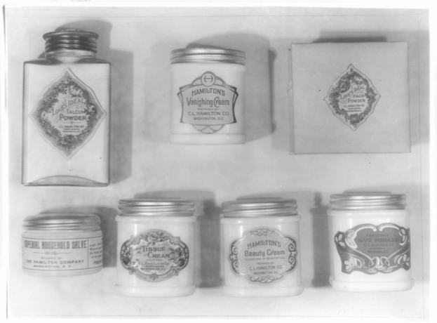 Schwarzes und weißes Foto eines Regals mit ordentlich angeordneten Creme-Gläsern, jedes mit einer anderen Art beschriftet.