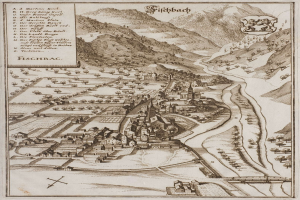 Ein altes Stadtplan von Fischbach, Deutschland, zeigt Häuser, Bäume, Hügel, einen gewundenen Fluss, Text und ein Logo.