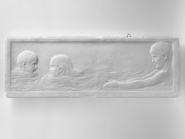 Schwarzes und weißes Foto von drei Kindern, die im Wasser schwimmen, mit einer Wand im Hintergrund, ein Kind in der Mitte.