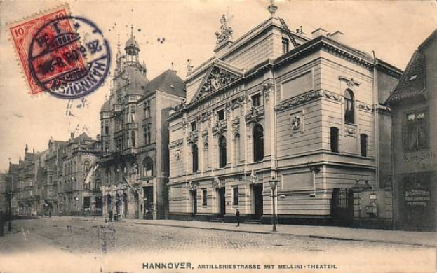 Schwarz-weiß-Postkarte einer Stadtstraße in Hannover, Deutschland, die Gebäude, Straßenlaternen, Lichter, Fußgänger und einen Himmel zeigt, mit Text und einer Briefmarke unten.