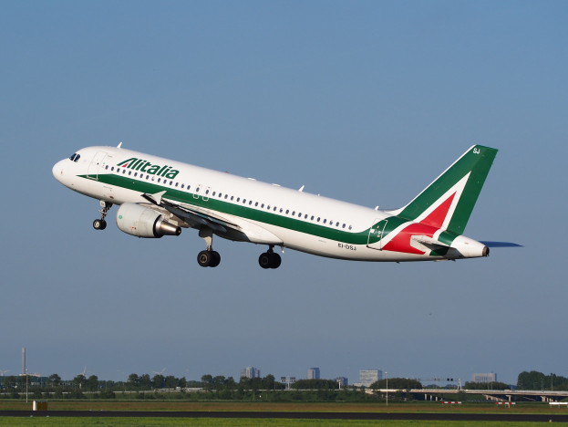 Alitalia Airbus A320-232 ERJ-EJZ Flugzeug beim Abheben vom Frankfurt Airport mit grünem Gras, B├Ąumen, Geb├Ąuden und einem klaren blauen Himmel im Hintergrund.