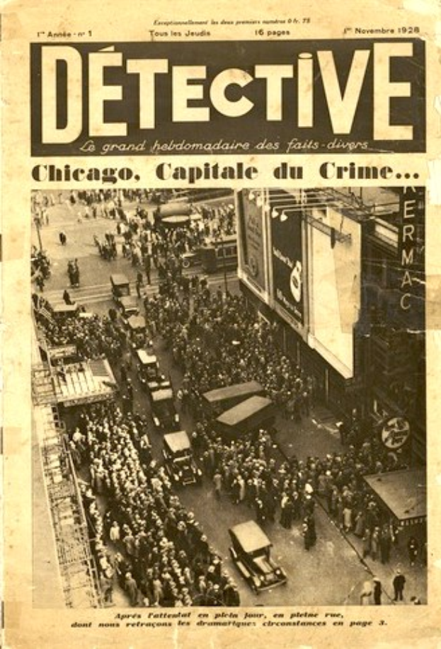 Schwarze-weißes Bild einer alten Zeitung mit einer Schlagzeile, die "Detektiv, Chicago, Hauptstadt des Verbrechens" lautet, zeigt eine Menschenmenge und Fahrzeuge auf einer Straße mit Gebäuden im Hintergrund.