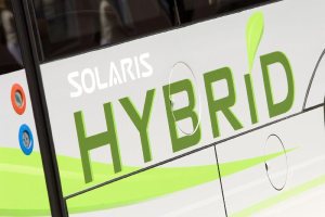 Ein Nahaufnahme eines weißen und grünen Busses mit der Aufschrift "Solaris Hybrid", der darauf hinweist, dass es ein Elektrofahrzeug ist.