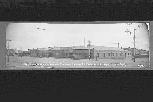 Schwarzes und weißes Foto einer Stadtstraße mit Gebäuden, Strommasten, Kabeln, Fahrzeugen und Himmel, beschriftet mit "Book House and Works, Bergen, Oregon" unten.