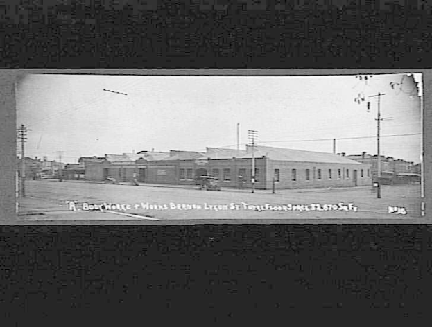 Schwarzes und weißes Foto einer Stadtstraße mit Gebäuden, Strommasten, Kabeln, Fahrzeugen und Himmel, beschriftet mit "Book House and Works, Bergen, Oregon" unten.